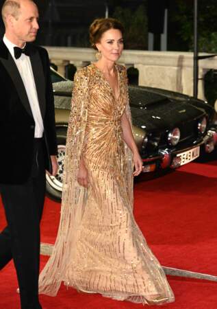 Kate Middleton illumine le tapis rouge en robe sequins or à l'avant-première mondiale du film "James Bond - Mourir peut attendre (No Time to Die)" au Royal Albert Hall à Londres le 28 septembre 2021