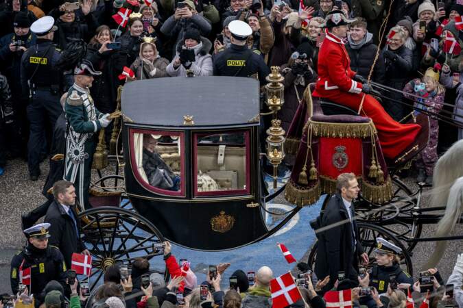 La reine Margrethe de Danemark, installée dans le carrosse, est escortée par le régiment des hussards de la Garde pour se rendre au palais de Christiansborg, ce dimanche 14 janvier. 