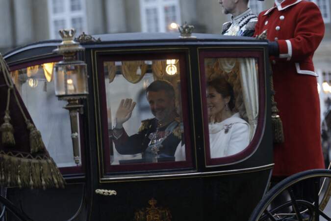 Frederik X et Mary se sont rendus, ce dimanche 14 janvier, au palais d'Amalienborg. Sur le chemin, le couple a salué la foule. 