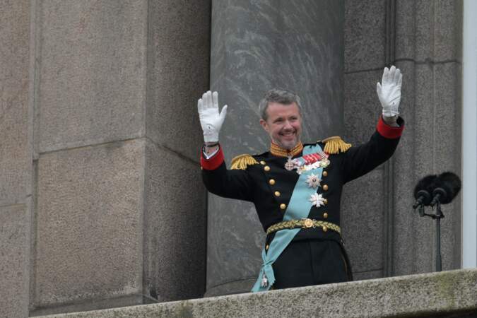 Le fils aîné de la reine Margrethe II, Frederik est apparu au balcon du palais de Christiansborg, ce dimanche 14 janvier, après l'abdication de sa mère. 