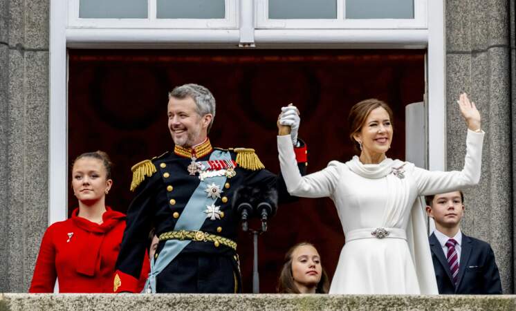 Le roi Frederik X et la reine Mary ainsi que leurs enfants, la princesse Joséphine, le prince héritier Christian, la princesse Isabella et le prince Vincent, ont salué les nombreuses personnes présentes depuis le balcon du palais de Christiansborg, ce dimanche 14 janvier 2024. 