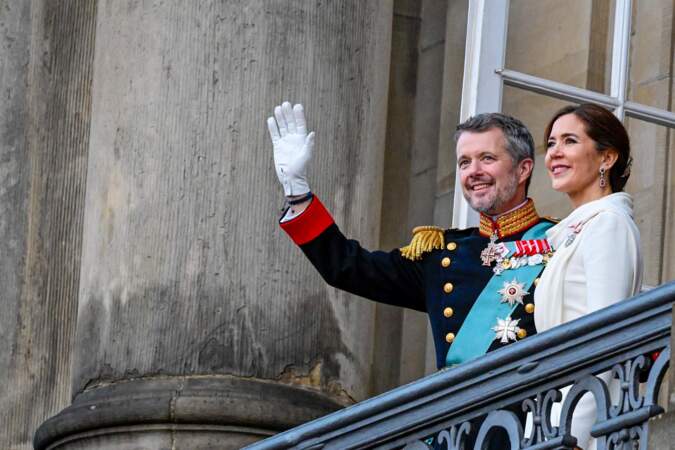 Le roi Frederik X et la reine Mary ont salué l'immense foule devant eux depuis le balcon du palais de Christiansborg, ce dimanche 14 janvier 2024. 