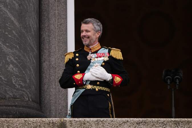 Le roi Frederik X est apparu ému depuis le balcon du palais de Christiansborg après son intronisation ce dimanche 14 janvier. 