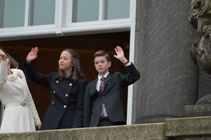 La princesse Joséphine et le prince Vincent ont également salué la foule aux côtés de leurs parents, Frederik X et Mary, depuis le balcon du palais de Christiansborg à Copenhague, ce dimanche 14 janvier. 