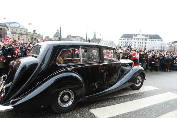 Frederik et Mary de Danemark arrivent au palais de Christiansborg à Copenhague ce dimanche 14 janvier. 