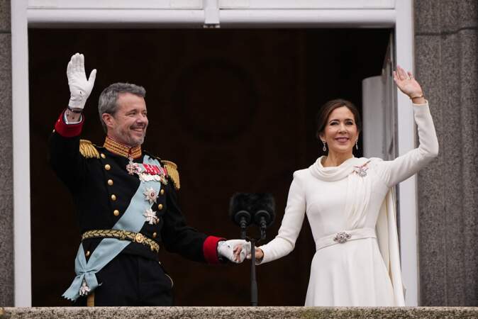 Le roi Frederik X et la reine Mary ont salué l'immense foule devant eux depuis le balcon du palais de Christiansborg, ce dimanche 14 janvier 2024. 
