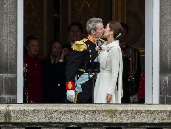 Ce dimanche 14 janvier, depuis le balcon du palais de Christiansborg, Frederik X et Mary se sont embrassés après avoir été proclamés roi et reine de Danemark. 