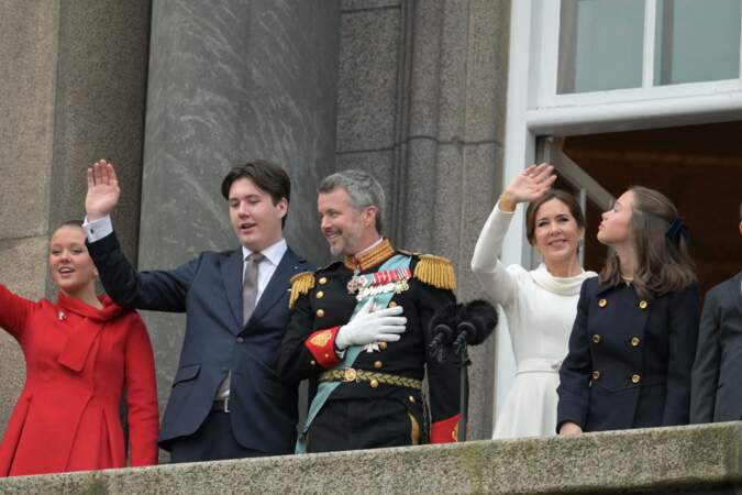Le roi Frederik X et la reine Mary, entourés de leurs quatre enfants ont fait une apparition au balcon du palais de Christiansborg ce dimanche 14 janvier.  