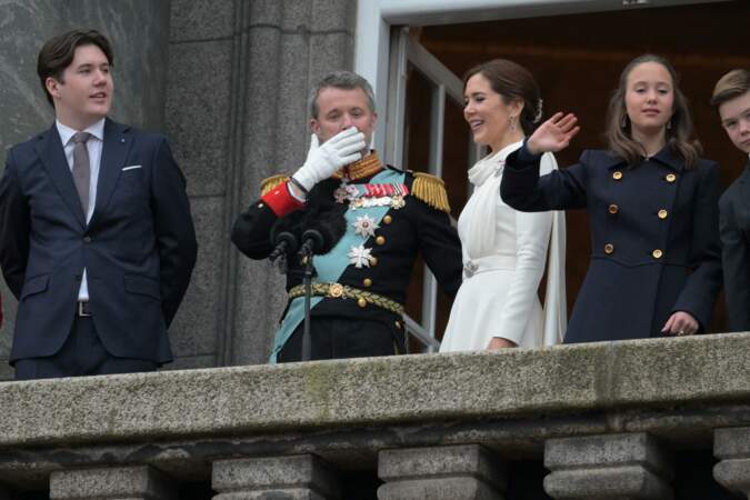 Entouré de sa famille, le nouveau roi de Danemark, Frederik X, était visiblement ému devant l'immense foule ce dimanche 14 janvier. 