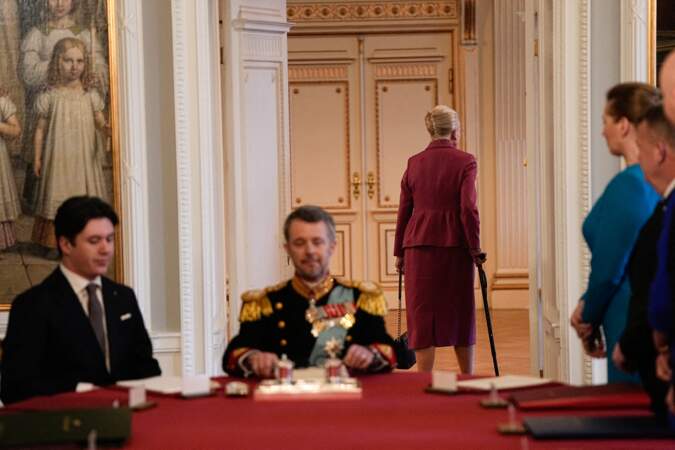 La reine Margrethe II a quitté la réunion du Conseil d'État après avoir signé l'acte d'abdication ce dimanche 14 janvier, au palais de Christiansborg. 