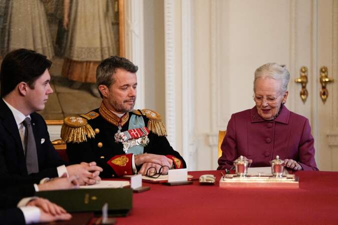 Ce dimanche 14 janvier, au palais de Christiansborg, la reine Margrethe II a signé l'acte d'abdication aux côtés de son fils Frederik et de son petit-fils, le prince Christian. 