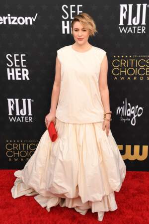 Greta Gerwig somptueuse dans une robe blanche volumineuse d'inspiration mariée signée Molly Goddard SS23 RTW et bijoux Tabayer sur le photocall de la 29ème cérémonie des "Critics' Choice Awards" à Los Angeles
