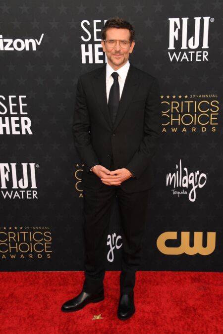 Bradley Cooper en costume Louis Vuitton sur le photocall de la 29ème cérémonie des "Critics' Choice Awards" à Los Angeles