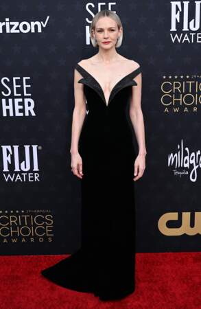 Carey Mulligan sensationnelle dans une robe glamour noir Armani Prové et bijoux Tiffany & Co sur le photocall de la 29ème cérémonie des "Critics' Choice Awards" à Los Angeles