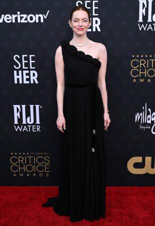 Emma Stone à couper le souffle dans un fourreau asymétrique de chez Louis Vuitton sur le photocall de la 29ème cérémonie des "Critics' Choice Awards" à Los Angeles