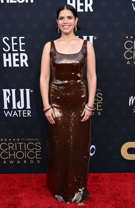 America Ferrera fait briller le tapis rouge en robe à sequins marrons de chez Alberta Ferretti RE24 sur le photocall de la 29ème cérémonie des "Critics' Choice Awards" à Los Angeles
