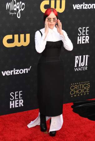 Billie Eilish  joue les contrastes dans une tenue noire et blanche de chez Thom Browne sur le photocall de la 29ème cérémonie des "Critics' Choice Awards" à Los Angeles