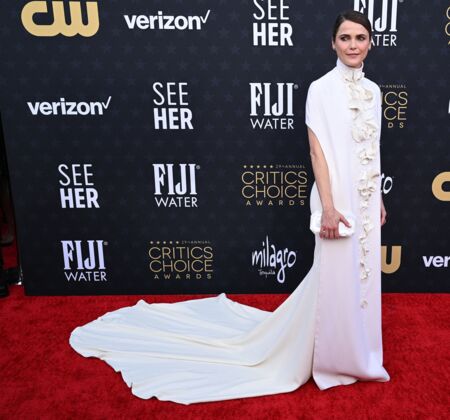 Keri Russel succombe à la robe blanche dotée d'une longue traine façon robe de mariée de chez Stéphane Rolland FW23 Couture sur le photocall de la 29ème cérémonie des "Critics' Choice Awards" à Los Angeles
