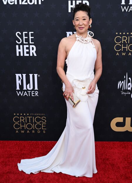 Sandra Oh arbore une longue robe blanche de chez Harbison Studio  sur le photocall de la 29ème cérémonie des "Critics' Choice Awards" à Los Angeles