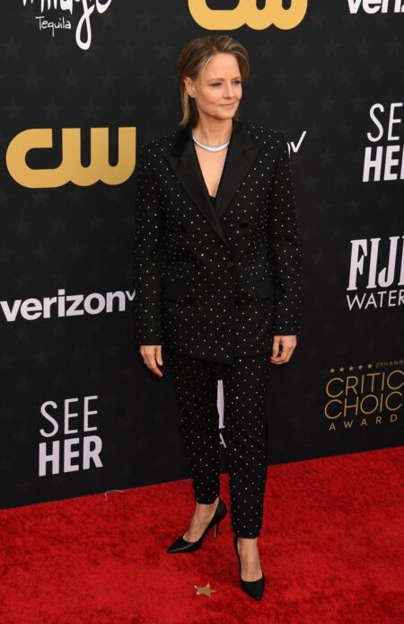 Jodie Foster en costume à pois custom Louis Vuitton sur le photocall de la 29ème cérémonie des "Critics' Choice Awards" à Los Angeles