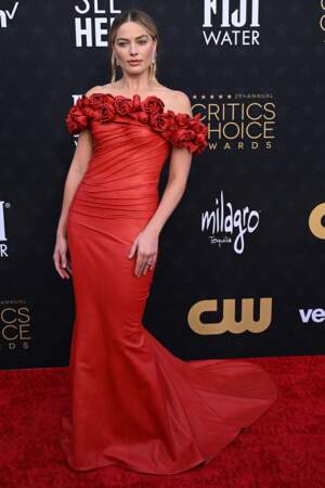 Margot Robbie renversante dans une robe rouge d'exception signée Balmain et chaussures Manolo Blahnik sur le photocall de la 29ème cérémonie des "Critics' Choice Awards" à Los Angeles