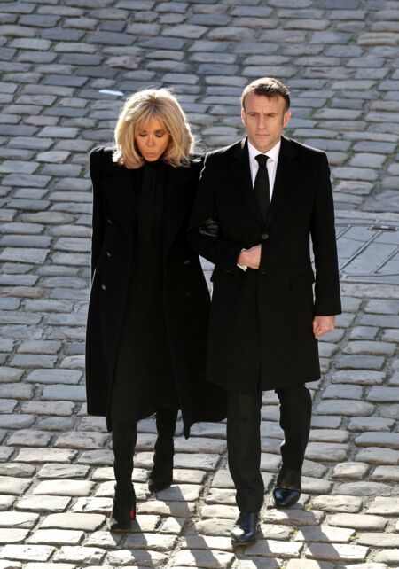 Brigitte Macron en total look noir lors de l'hommage national à M. Jacques Delors, dans la cour d’honneur de l’Hôtel national des Invalides à Paris