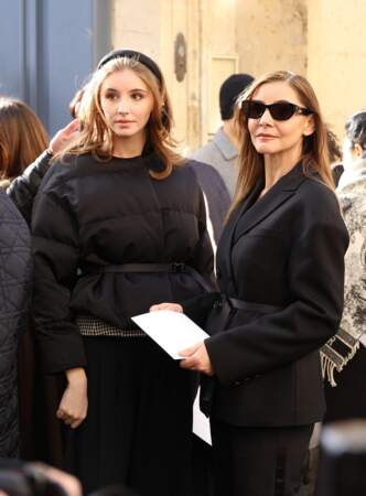Vittoria de Savoie arrive avec sa mère, Clotilde Courau au défilé Dior Haute Couture Printemps/Été 2024 