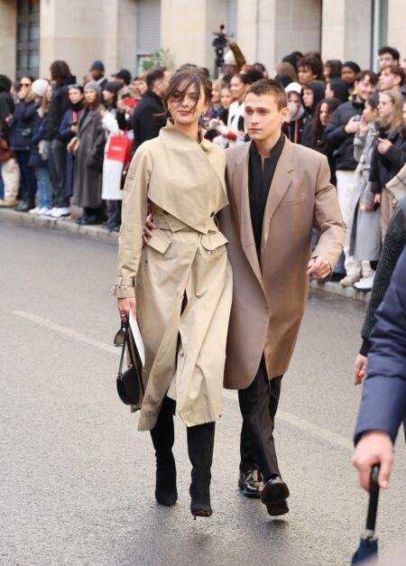 Deva Cassel a créé la surprise en arrivant au bras de son chéri Saul Nanni lors du défilé Haute Couture Printemps/Été 2024 de Dior à Paris, le lundi 22 janvier 2024