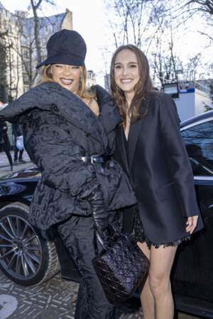 Rihanna et Natalie Portman complices à la fin du défilé Haute Couture Printemps/Été 2024 de Dior à Paris, le lundi 22 janvier 2024