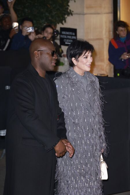Kris Jenner et son compagnon Corey Gamble au défilé Valentino Haute-Couture printemps-été 2024 