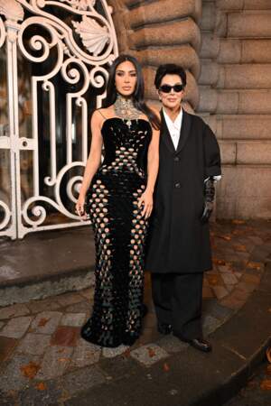 Kim Kardashian et Kylie Jenner arrivent au défile Margiela Haute Couture Printemps/Été 2024 lors de la Fashion Week de Paris 