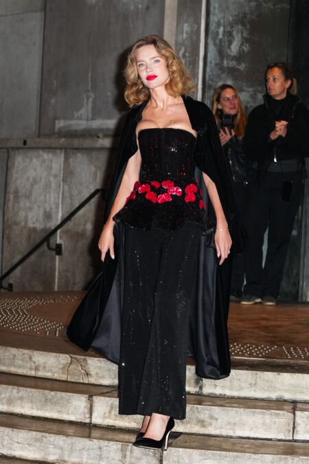 Natalia Vodianova au défilé Haute-Couture printemps-été 2024 Giorgio Armani Privé lors de la fashion week de Paris