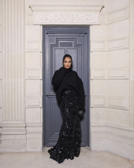 Amina Muaddi au défilé Valentino prêt-à-Porter Automne/Hiver 2024-2025 lors de la Fashion Week de Paris 