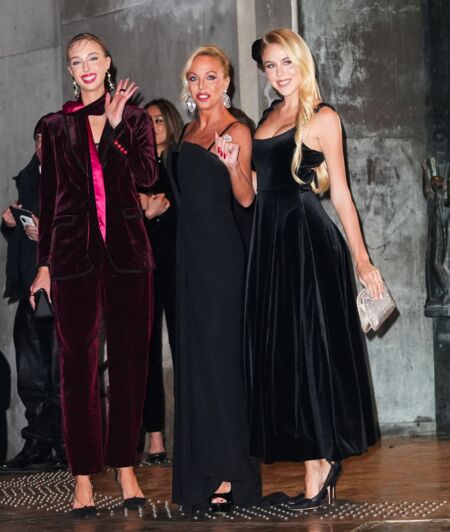 Camilla de Bourbon des Deux Siciles et ses filles Maria Chiara et Maria Carolina arrivent au défilé Haute-Couture printemps-été 2024 Giorgio Armani Privé lors de la fashion week de Paris