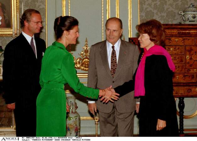 Le roi Carl XVI Gustav et la reine Silvia ont alors le plaisir d'accueillir le président François Mitterrand et son épouse, la Première dame Danielle Mitterrand