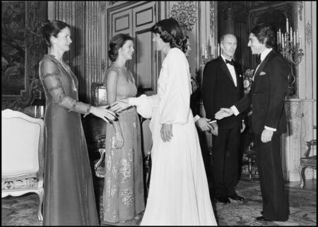En novembre 1976, trois ans après leur accession au trône, le roi Carl XVI Gustav de Suède et la reine Silvia sont invités à venir en France