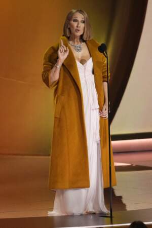 Céline Dion présente le prix de l'album de l'année aux Grammy Awards 2024