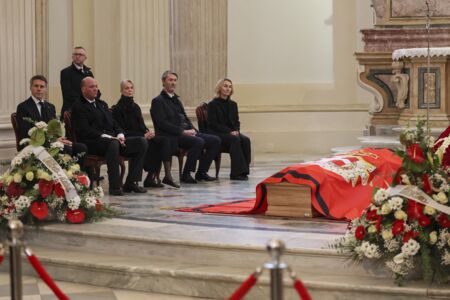 Le prince Emmanuel-Philibert de Savoie était très ému le 9 février lors de la veillée funèbre du prince Victor-Emmanuel de Savoie, décédé le 3 février, en l'église de Sant'Uberto à Turin