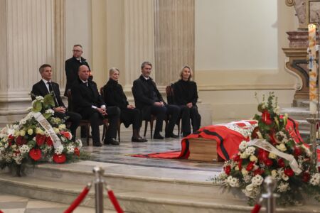 Lors de la veillée funèbre du prince Victor-Emmanuel de Savoie, en l'église de Sant'Uberto à Turin, le prince Emmanuel-Philibert de Savoie était très ému