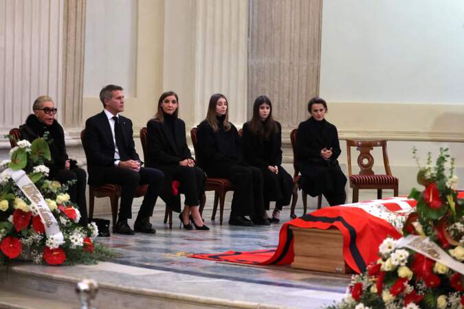 Le prince Emmanuel-Philibert de Savoie a assisté à la veillée funèbre de son père, le prince Victor-Emmanuel de Savoie, avec sa femme et ses filles le 9 février en l'église de Sant'Uberto à Turin
