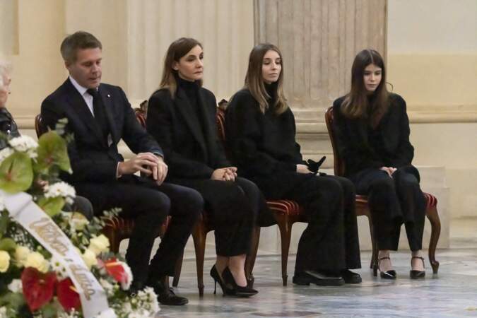 Le prince Emmanuel-Philibert de Savoie, sa femme et ses filles ont assisté à la veillée funèbre de son père, le prince Victor-Emmanuel de Savoie en l'église de Sant'Uberto à Turin le 9 février