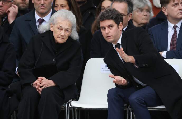 Elisabeth Badinter et Gabriel Attal lors de l'hommage national à Robert Badinter.