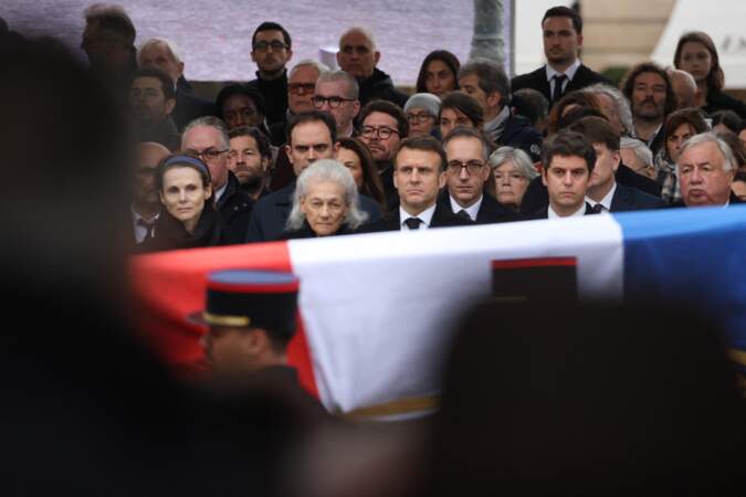 Élisabeth Badinter, Emmanuel Macron, et le Premier ministre Gabriel Attal lors de l'hommage national à Robert Badinter devant le ministère de la Justice sur la place Vendôme à Paris.
