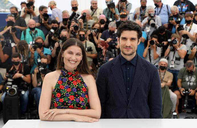 Très discret, le couple a échangé des regards complices lors du photocall du film “La croisade” lors du 74ᵉ festival de Cannes, le 12 juillet 2021