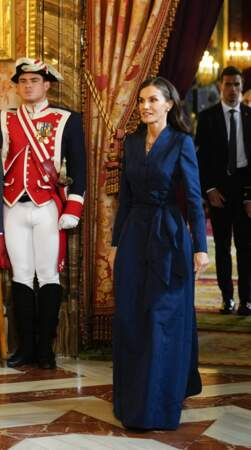 La reine Letizia d'Espagne en robe bleu nuit lors de la réception annuelle avec les ambassadeurs au Palais Royal 