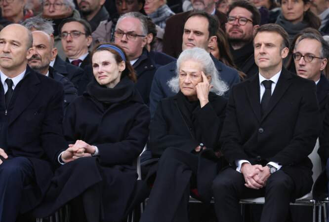 Elisabeth Badinter entourée de ses enfants et du président de la République Emmanuel Macron lors de l'hommage national à Robert Badinter, devant le ministère de la Justice sur la place Vendôme à Paris.