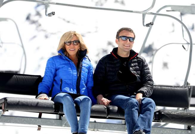 Emmanuel Macron et sa femme Brigitte Macron au ski 