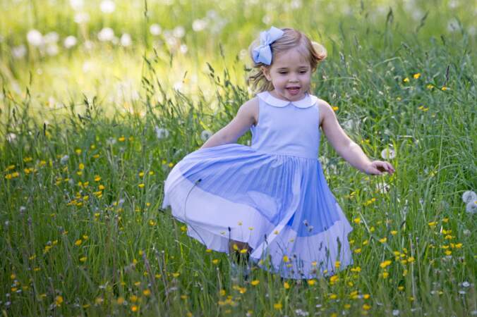 La princesse Leonore joue dans l'herbe 