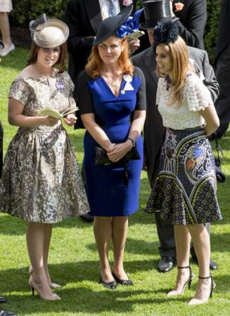 Sarah Ferguson et ses deux filles, les princesses Eugenie et Beatrice portent tous les trois des chapeaux
