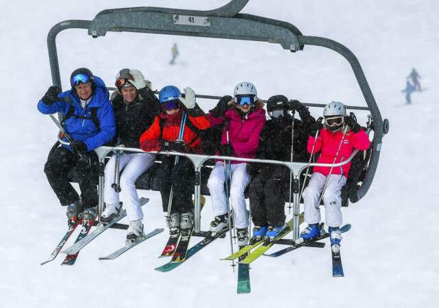 Philippe et Mathilde de Belgique avec leurs enfants au ski 